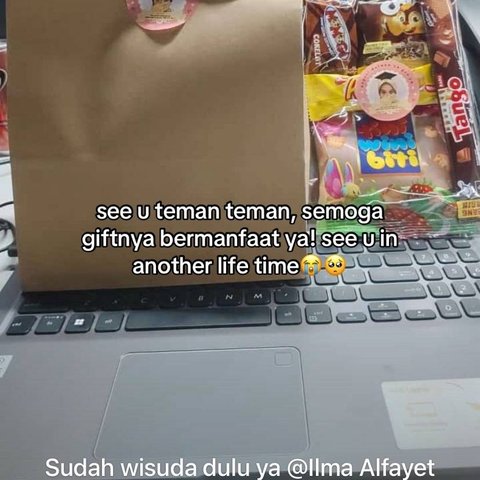 Wanita Ini Abadikan Momen Pamit dari Kantor dengan Cara Unik, Buat Bingkisan Rapi Lengkap dengan Stiker Wajahnya