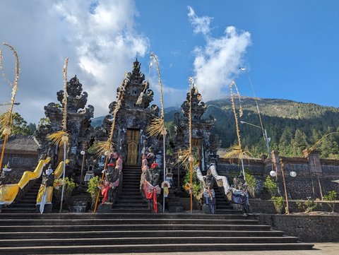 Mengunjungi Pura Pasar Agung Bali, Diyakini sebagai Pura Seluruh Dewa Kayangan