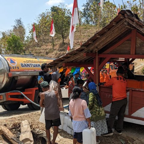 Potret Miris Kekeringan di Ponorogo, Ratusan Warga Tempuh 2 KM ke Tengah Hutan Demi Sumber Air Satu-satunya