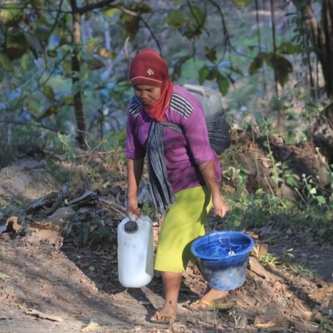 Potret Miris Kekeringan di Ponorogo, Ratusan Warga Tempuh 2 KM ke Tengah Hutan Demi Sumber Air Satu-satunya