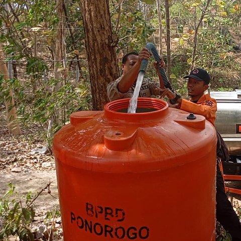 Potret Miris Kekeringan di Ponorogo, Ratusan Warga Tempuh 2 KM ke Tengah Hutan Demi Sumber Air Satu-satunya