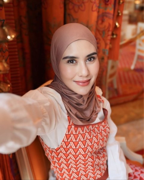 Makin Cantik Tampil Berhijab, ini Momen Keseruan Syahnaz saat Jalan-jalan di Macau