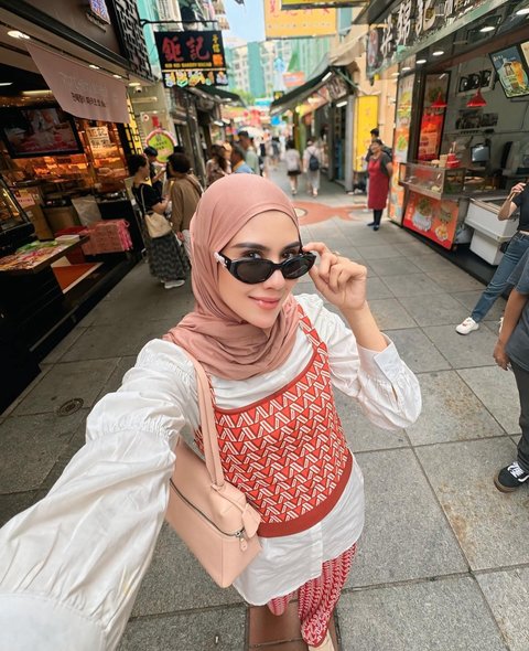 Makin Cantik Tampil Berhijab, ini Momen Keseruan Syahnaz saat Jalan-jalan di Macau