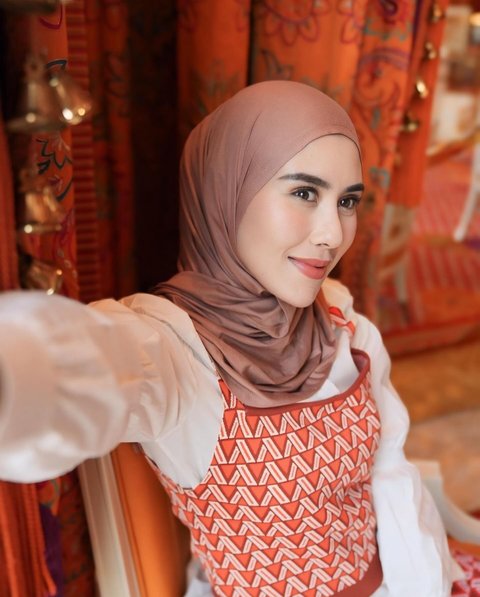 Makin Cantik Tampil Berhijab, ini Momen Keseruan Syahnaz saat Jalan-jalan di Macau