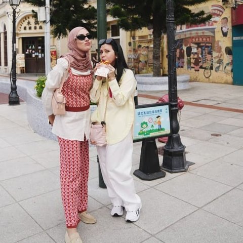 Makin Cantik Tampil Berhijab, ini Momen Keseruan Syahnaz saat Jalan-jalan di Macau