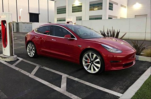 Tesla Kini Memungkinkan Mobil Menghampiri Pengemudi Secara Otomatis Seperti di Knight Rider