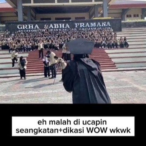 Niat Foto di Depan Gedung Kampus, Wisudawati Ini Kaget Dapat Ucapan Selamat dari Maba Seangkatan