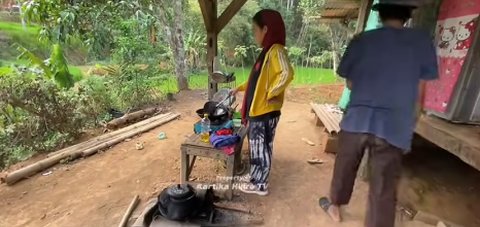 Memilih Hidup di Tengah Hutan dengan Rumah Sederhana, Pasangan Suami Istri Ini Ternyata Buka Orang Sembarangan