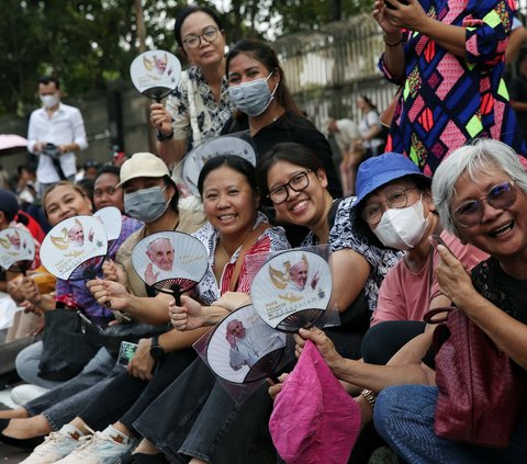 FOTO: Antusiasme Masyarakat Menanti Kedatangan Paus Fransiskus di Gereja Katedral Jakarta