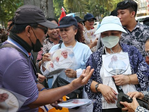 FOTO: Antusiasme Masyarakat Menanti Kedatangan Paus Fransiskus di Gereja Katedral Jakarta