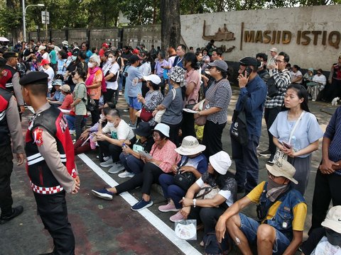 FOTO: Antusiasme Masyarakat Menanti Kedatangan Paus Fransiskus di Gereja Katedral Jakarta