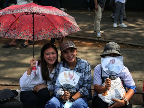 FOTO: Antusiasme Masyarakat Menanti Kedatangan Paus Fransiskus di Gereja Katedral Jakarta