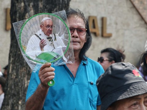 FOTO: Antusiasme Masyarakat Menanti Kedatangan Paus Fransiskus di Gereja Katedral Jakarta