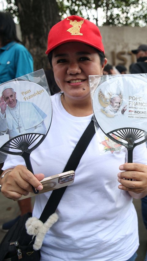 FOTO: Antusiasme Masyarakat Menanti Kedatangan Paus Fransiskus di Gereja Katedral Jakarta