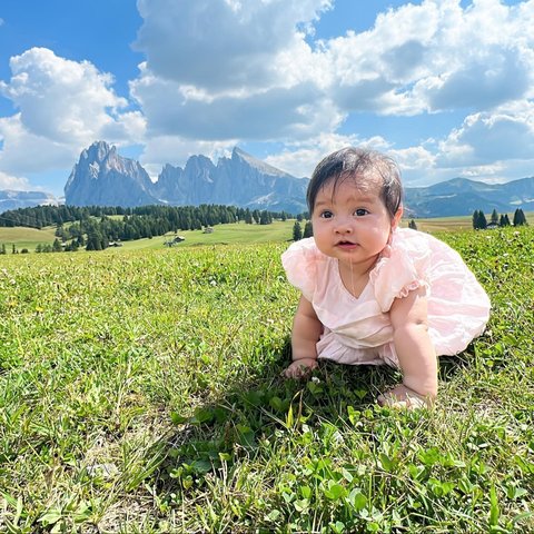 Lucu! Potret Baby Launa Anak Sabrina Anggraini & Belva Devara saat Liburan di Italia, Ekspresinya di Depan Kamera Gemesin Banget