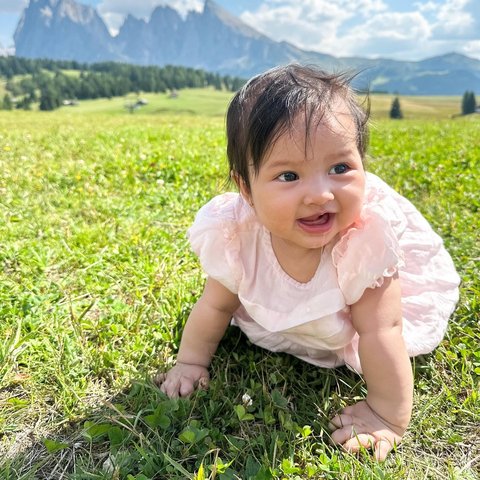 Lucu! Potret Baby Launa Anak Sabrina Anggraini & Belva Devara saat Liburan di Italia, Ekspresinya di Depan Kamera Gemesin Banget