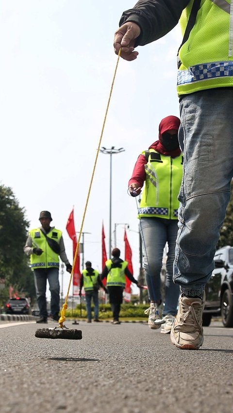 FOTO: Kisah Relawan Saber Ranjau Paku Turun ke Jalan demi Amankan Perjalanan Paus Fransiskus