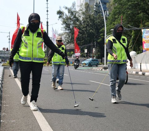 FOTO: Kisah Relawan Saber Ranjau Paku Turun ke Jalan demi Amankan Perjalanan Paus Fransiskus