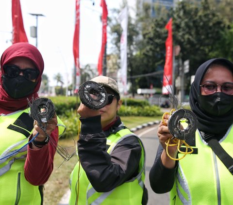 FOTO: Kisah Relawan Saber Ranjau Paku Turun ke Jalan demi Amankan Perjalanan Paus Fransiskus