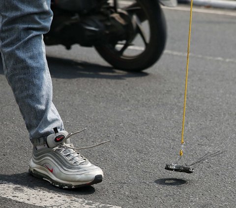 FOTO: Kisah Relawan Saber Ranjau Paku Turun ke Jalan demi Amankan Perjalanan Paus Fransiskus