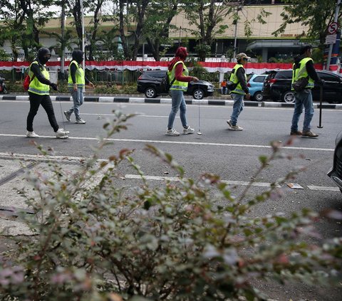 FOTO: Kisah Relawan Saber Ranjau Paku Turun ke Jalan demi Amankan Perjalanan Paus Fransiskus