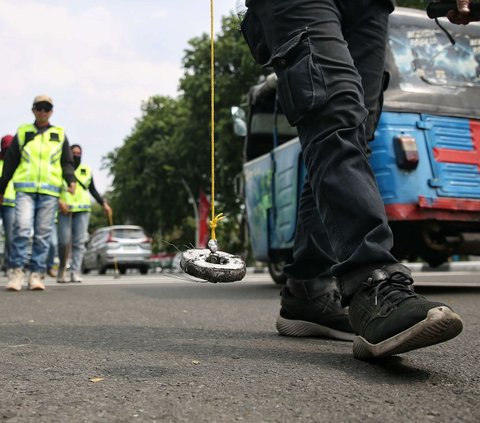 FOTO: Kisah Relawan Saber Ranjau Paku Turun ke Jalan demi Amankan Perjalanan Paus Fransiskus