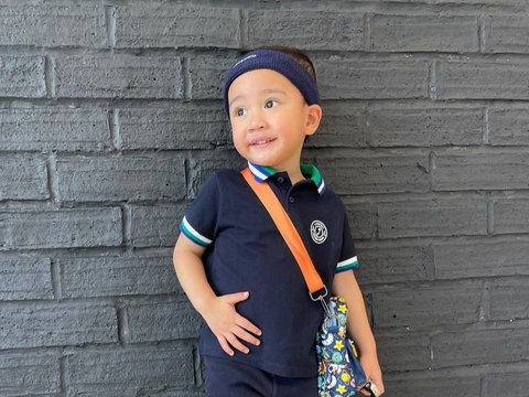 Stylish Sejak Kecil, ini Gaya OOTD Terbaru Rayyanza Malik Ahmad yang Keren Abis!