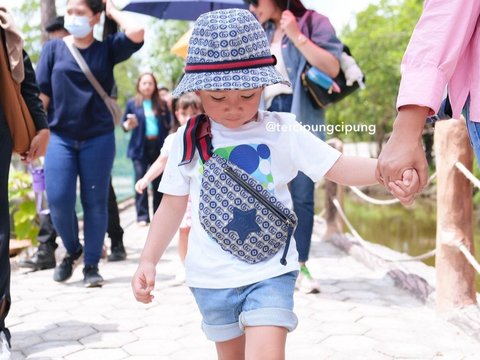 Stylish Sejak Kecil, ini Gaya OOTD Terbaru Rayyanza Malik Ahmad yang Keren Abis!