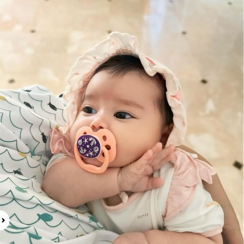 Gemes Banget, ini Potret Terbaru Baby Gabriella Anak Denny Sumargo dan Olivia Allan Lagi 'Ngempeng'