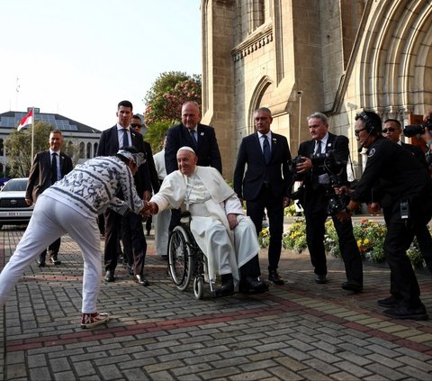 Paus Fransiskus tiba di Katedral Bunda Maria Diangkat ke Surga, Jakarta pada pukul 16.30 WIB.Kedatangannya langsung disambut hangat. Foto: REUTERS / Guglielmo Mangiapane