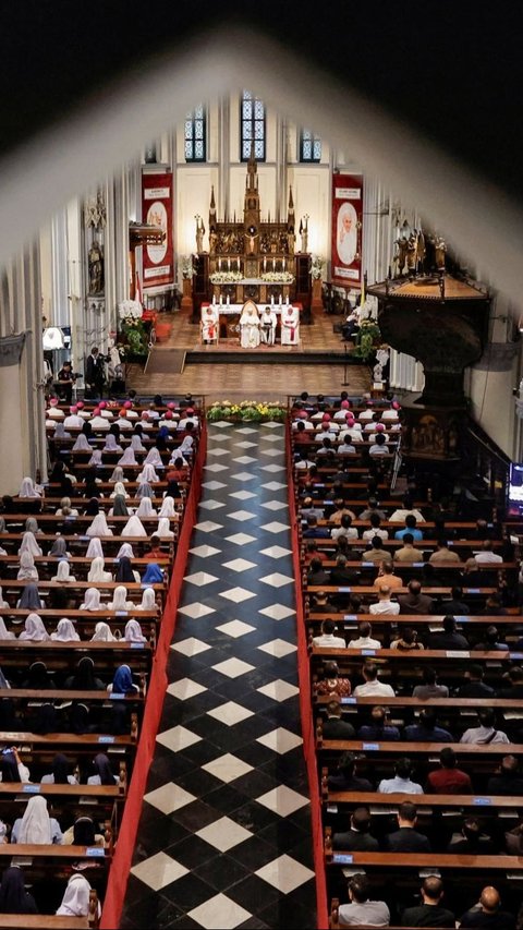 FOTO: Momen Sambutan Meriah Para Jemaat Saat Paus Fransiskus Tiba di Gereja Katedral Jakarta