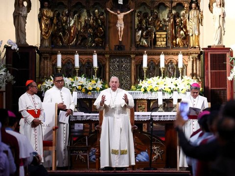 FOTO: Momen Sambutan Meriah Para Jemaat Saat Paus Fransiskus Tiba di Gereja Katedral Jakarta