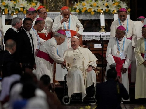 FOTO: Momen Sambutan Meriah Para Jemaat Saat Paus Fransiskus Tiba di Gereja Katedral Jakarta