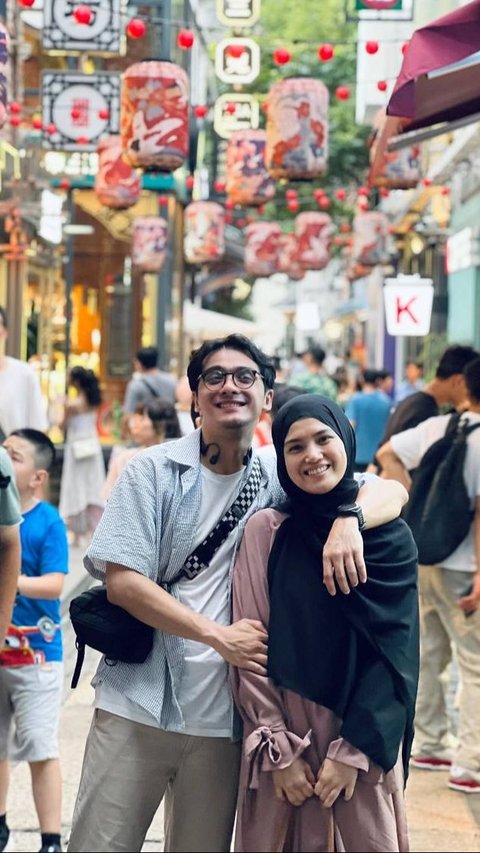 8 Foto Romantis Ricky Harun Bersama Istri yang Mendapat Pujian dari Netizen - Komentar Donna Harun Menjadi Perhatian