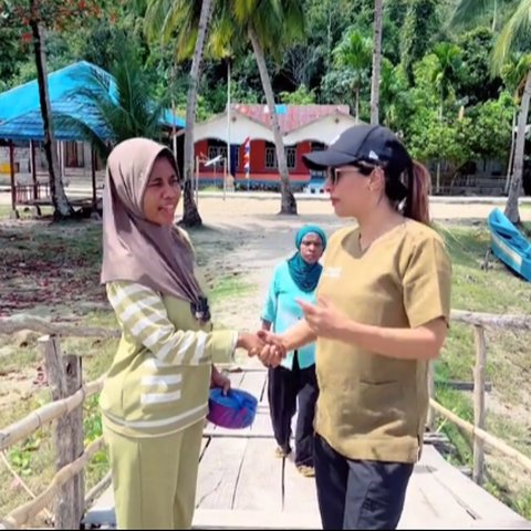 Nyetir Mobil Sendiri untuk Jemput Pasien, Aksi Dokter di Pedalaman Papua Ini Viral Banjir Pujian