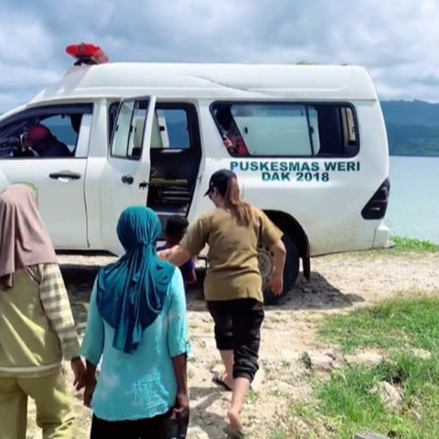 Nyetir Mobil Sendiri untuk Jemput Pasien, Aksi Dokter di Pedalaman Papua Ini Viral Banjir Pujian