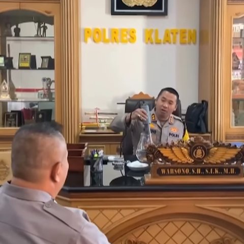 Sayang Sama Anggota yang Sedang Sakit Stroke, Kapolres Klaten AKBP Warsono Lakukan Terapi Pakai Tangan Sendiri