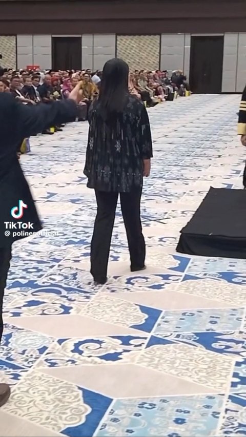 Viral Momen Ibu Gantikan Wisuda Anaknya yang Meninggal, Bikin Haru