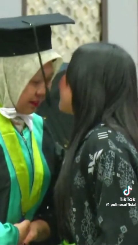 Viral Momen Ibu Gantikan Wisuda Anaknya yang Meninggal, Bikin Haru