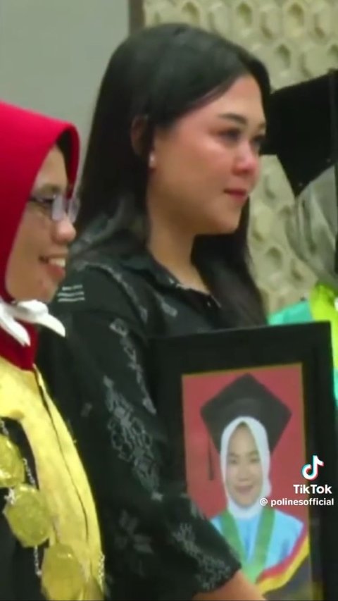 Viral Momen Ibu Gantikan Wisuda Anaknya yang Meninggal, Bikin Haru