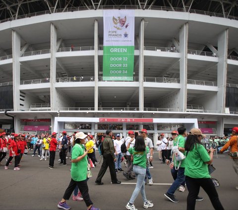 FOTO: Begini Situasi GBK Jelang Misa Suci Paus Fransiskus, Ribuan Jemaat Terus Berdatangan