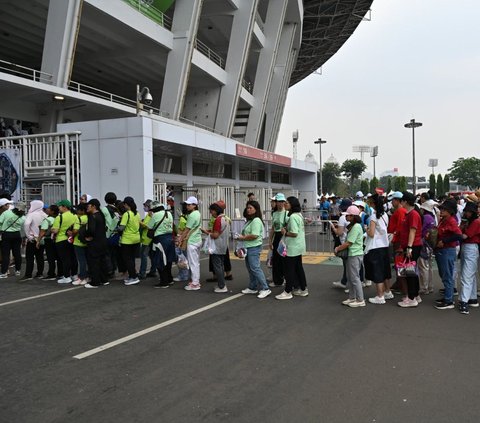 FOTO: Begini Situasi GBK Jelang Misa Suci Paus Fransiskus, Ribuan Jemaat Terus Berdatangan