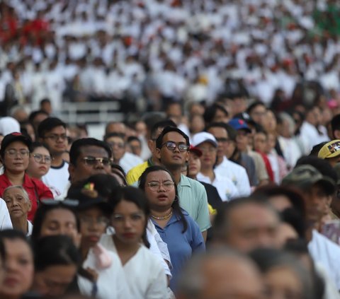 FOTO: Antusiasme Puluhan Ribu Umat Katolik Hadiri Misa Suci Paus Fransiskus di Stadion GBK