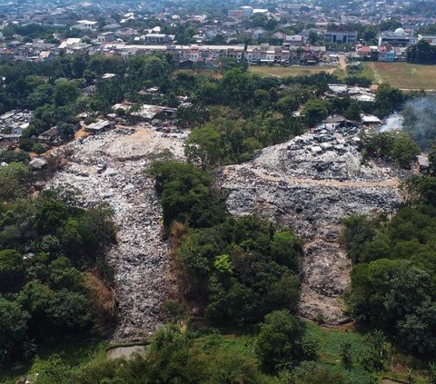 Foto udara memperlihatkan gunungan sampah pada Tempat Pembuangan Akhir (TPA) liar di Cinere, Depok, Jawa Barat, Jumat (6/9/2024). TPA liar seluas 3,7 hektare yang beroperasi sejak 2009 ini memicu protes warga. Foto: Merdeka.com/Arie Basuki