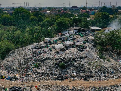 FOTO: Penampakan Gunungan Sampah di TPA Liar Depok yang Diprotes Warga