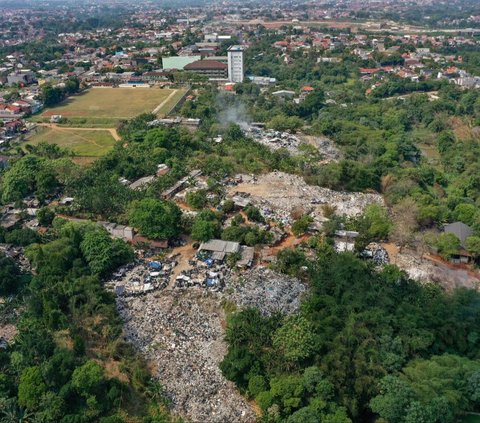 FOTO: Penampakan Gunungan Sampah di TPA Liar Depok yang Diprotes Warga