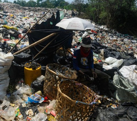 FOTO: Penampakan Gunungan Sampah di TPA Liar Depok yang Diprotes Warga