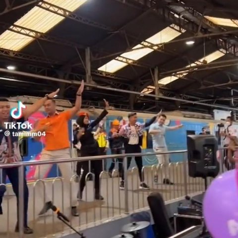 Momen Petugas KAI di Stasiun Yogyakarta Lakukan Flashmob di Hari Pelanggan Nasional, Viral