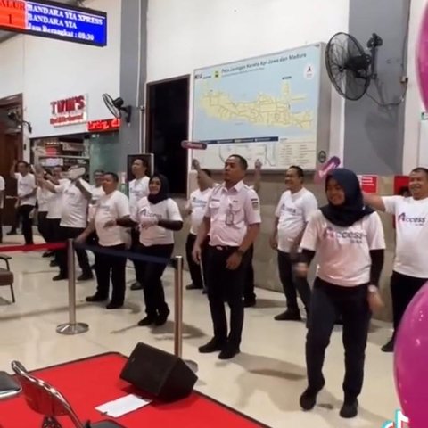 Momen Petugas KAI di Stasiun Yogyakarta Lakukan Flashmob di Hari Pelanggan Nasional, Viral