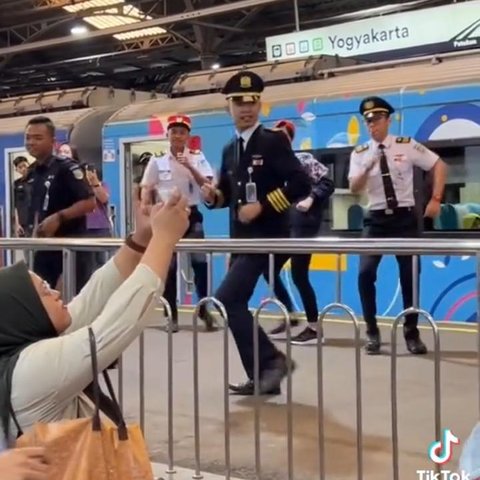 Momen Petugas KAI di Stasiun Yogyakarta Lakukan Flashmob di Hari Pelanggan Nasional, Viral